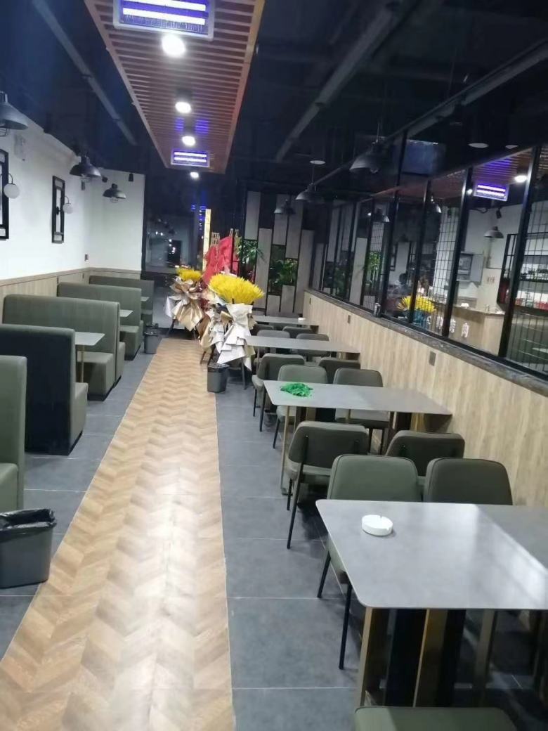 20200926/5f6e8b219c0bf.jpg 大帥烤肉餐桌椅和卡座沙發(fā)安裝現場.jpg