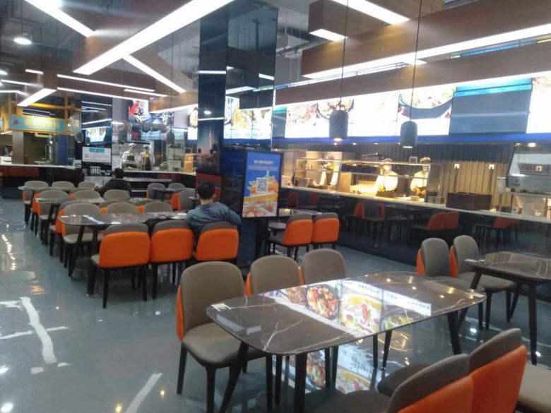 20201127/5fc0784c7e9ba.jpg 西安餐桌椅廠家工人搬運(yùn)家具.jpg