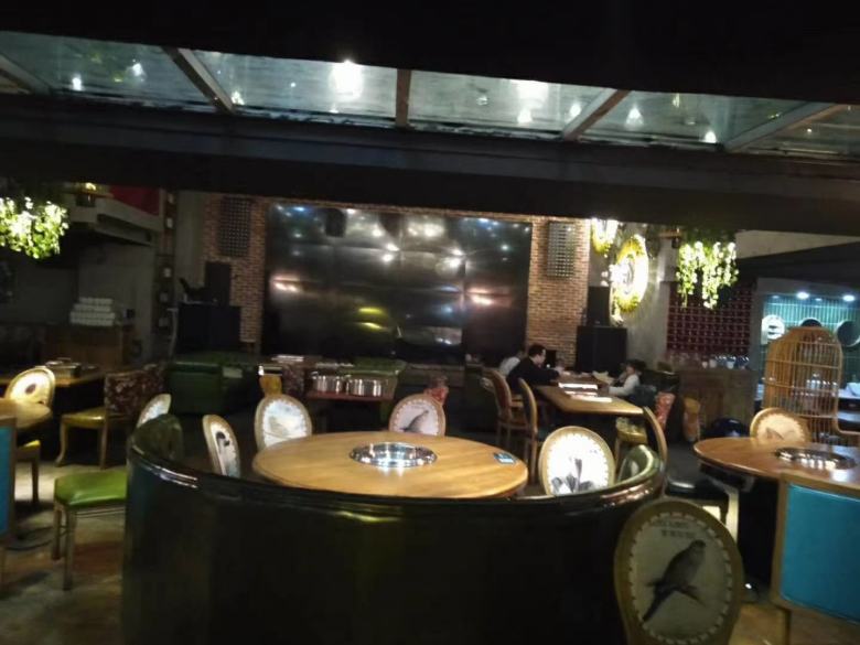 20201208/5fcec9515e846.jpg 工人搬運卡座沙發(fā).jpg