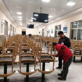 西安慶安公司員工餐廳食堂餐桌椅進(jìn)場(chǎng)交貨