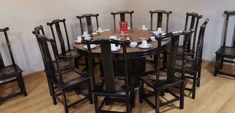 湘聚坊實(shí)木餐桌椅安裝現(xiàn)場(chǎng).jpg