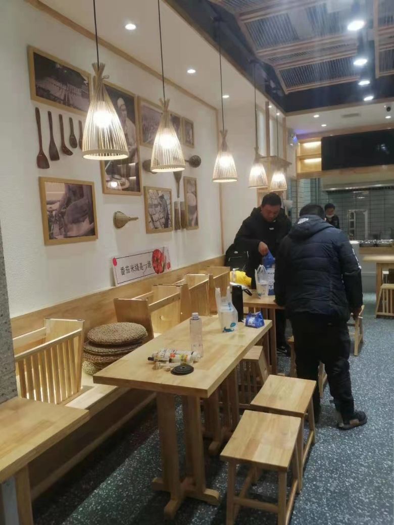 20210316/6050b73af06b2.jpg 客戶現(xiàn)場驗收餐桌椅.jpg