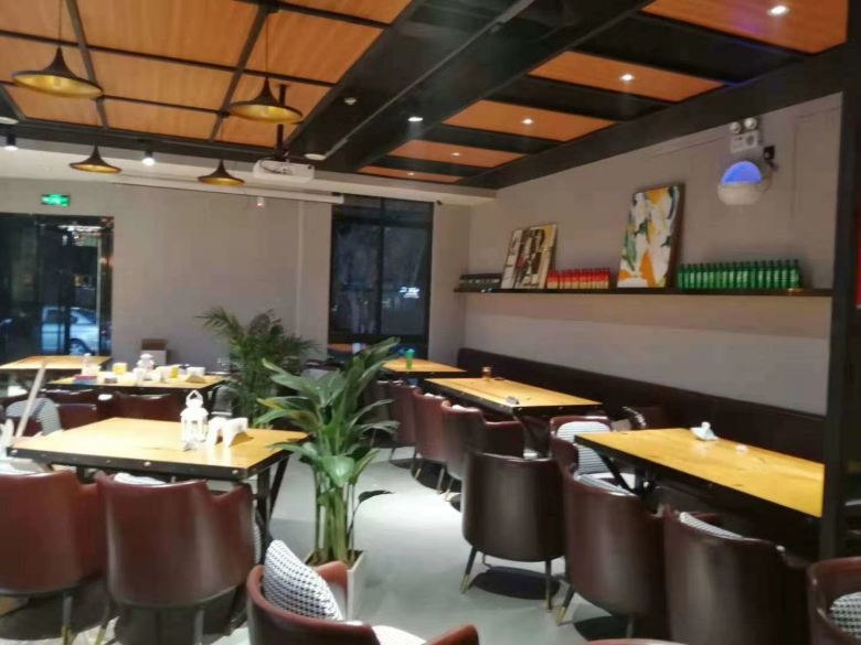 20210330/60628ef60b4f2.jpg 白樺林居西餐廳餐桌椅安裝現(xiàn)場.jpg