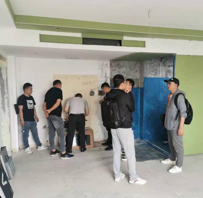 20210524/60ab96c57f23d.jpg 業(yè)務經理同酒店負責人溝通.jpg