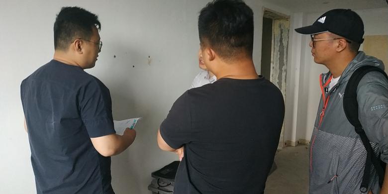 20210524/60ab96d296972.jpg 博菲克設計師和技術總監(jiān)商討酒店樣板間設計方案.jpg