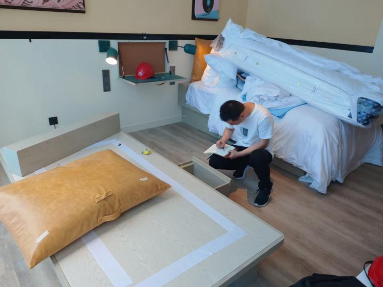 20210604/60b9ab7c67de0.jpg 技術(shù)部抵達酒店樣板間了解家具工藝.jpg