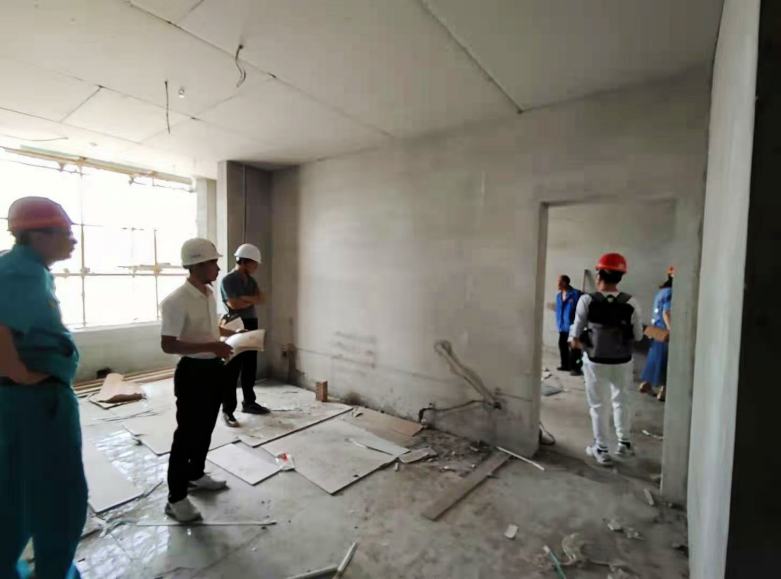 20210611/60c2a6996ee84.jpg 設(shè)計(jì)師在柳林酒店集團(tuán)工作人員陪同下查看工地.jpg