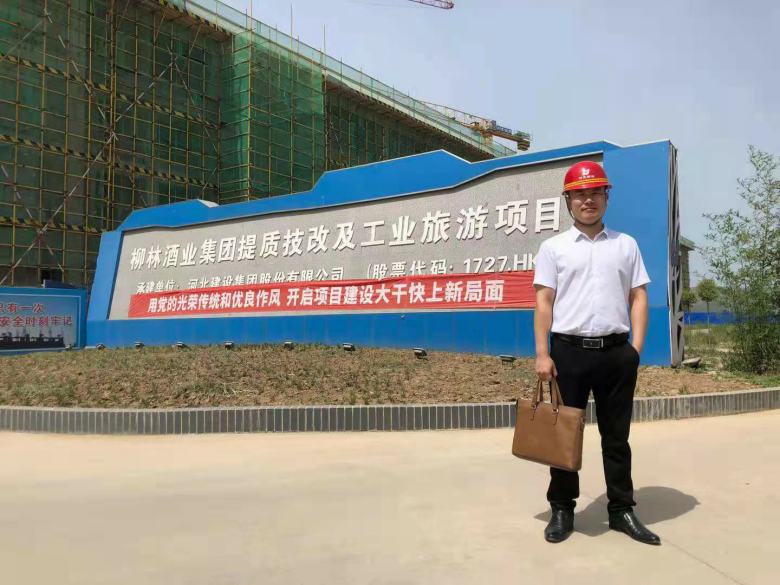 20210611/60c2a6a33b991.jpg 博菲克家具廠業(yè)務(wù)負(fù)責(zé)人在柳林酒店集團(tuán)門(mén)口合影.jpg