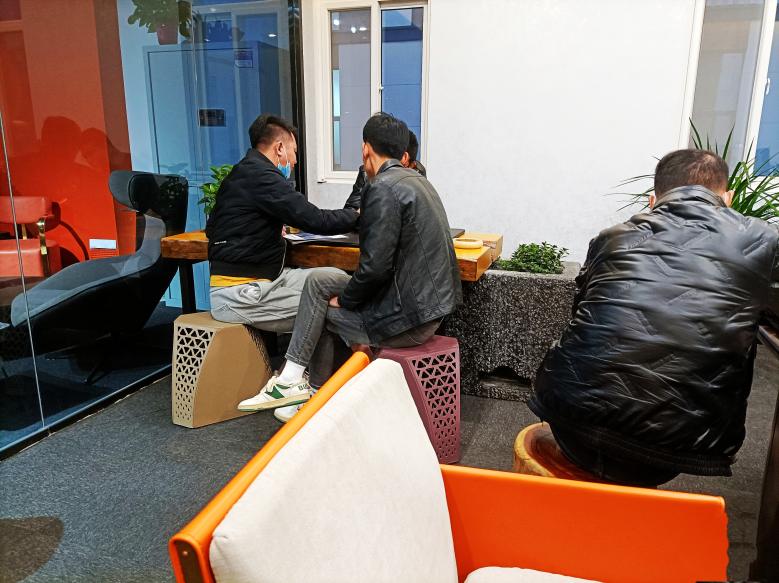 業(yè)務(wù)經(jīng)理給周總講解火鍋?zhàn)婪桨?jpg