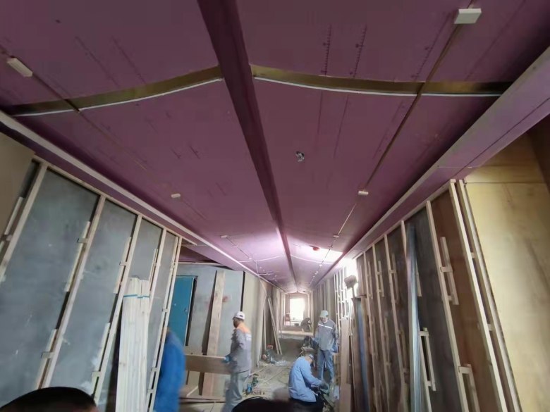 20211126/61a0fd12258dc.jpg 工人在酒店過(guò)道安裝固裝家具.jpg