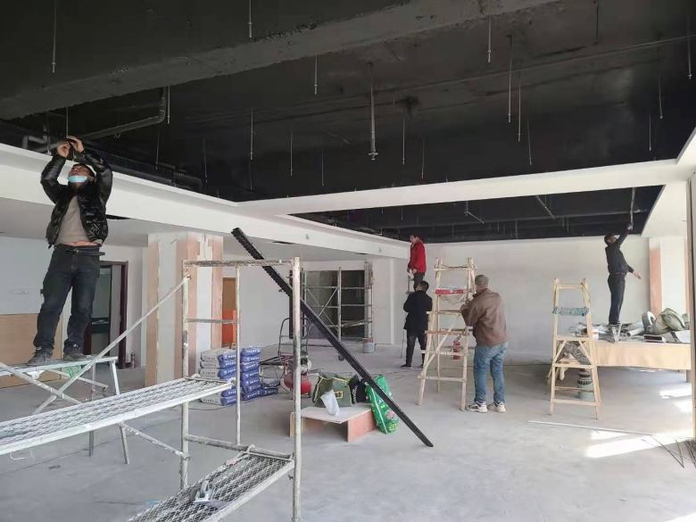 20211221/61c1d54e01f9c.jpg 項(xiàng)目經(jīng)理測量餐桌椅尺寸及數(shù)量.jpg