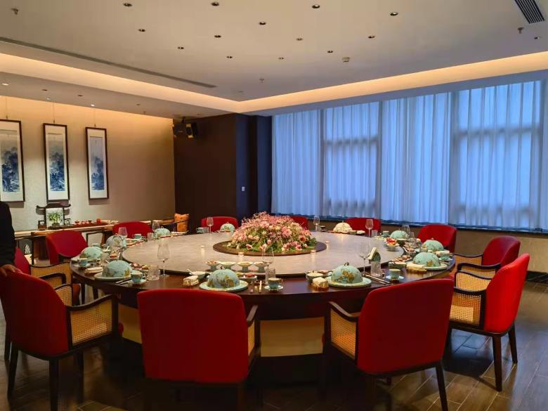 20211222/61c2f38f88e3e.jpg 博菲克家具廠為雨林古樹茶定做的電動(dòng)餐桌.jpg