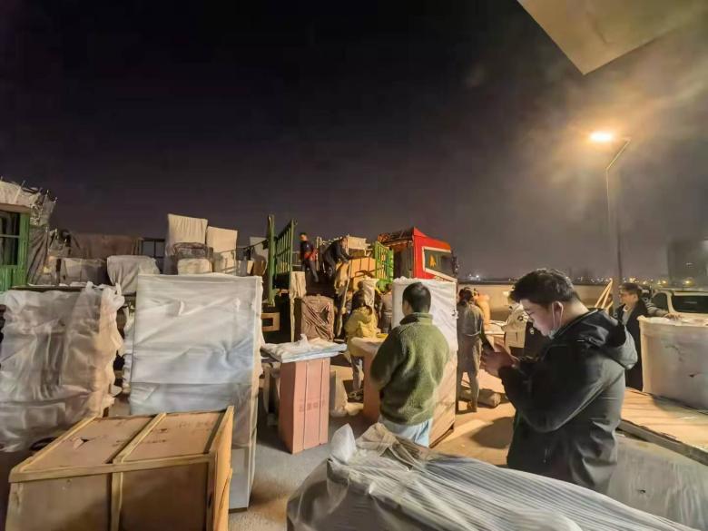 員工小心翼翼搬運(yùn)火鍋?zhàn)酪?jpg