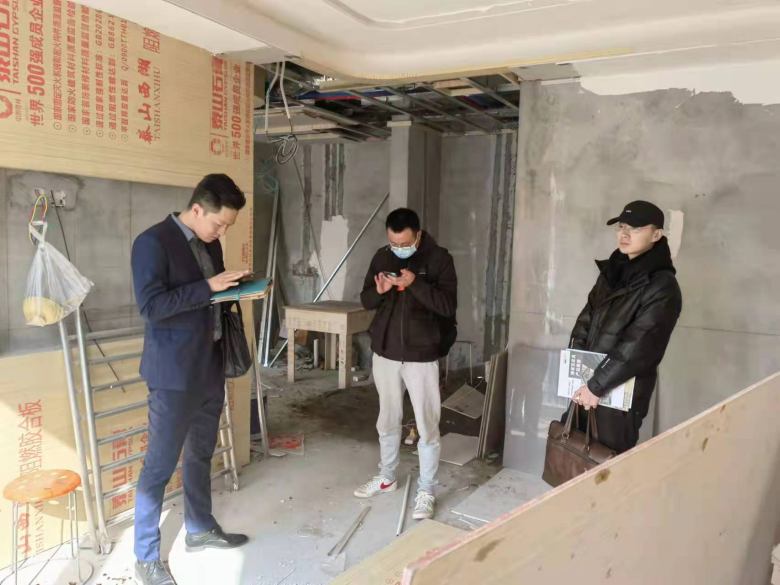 20220225/6218467f61af0.jpg 西安餐飲家具廠設(shè)計師到裝修現(xiàn)場量尺.jpg