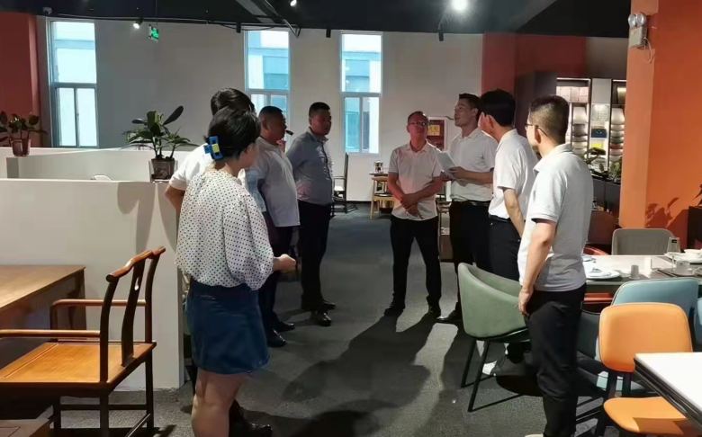 20220710/62caf2d311451.jpg 博菲克業(yè)務(wù)團(tuán)隊(duì)討論.jpg