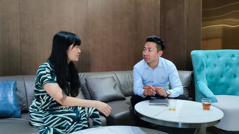 20220808/62f0da5724b52.jpg 銷售部合伙人課余時(shí)間演練溝通技巧.jpg