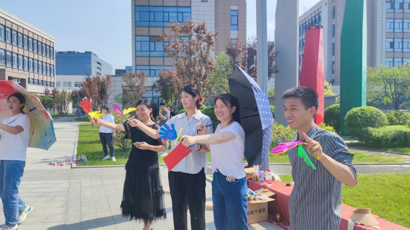 20220911/631dc3378e162.jpg 啦啦隊(duì)在一旁為隊(duì)員助威加油.jpg