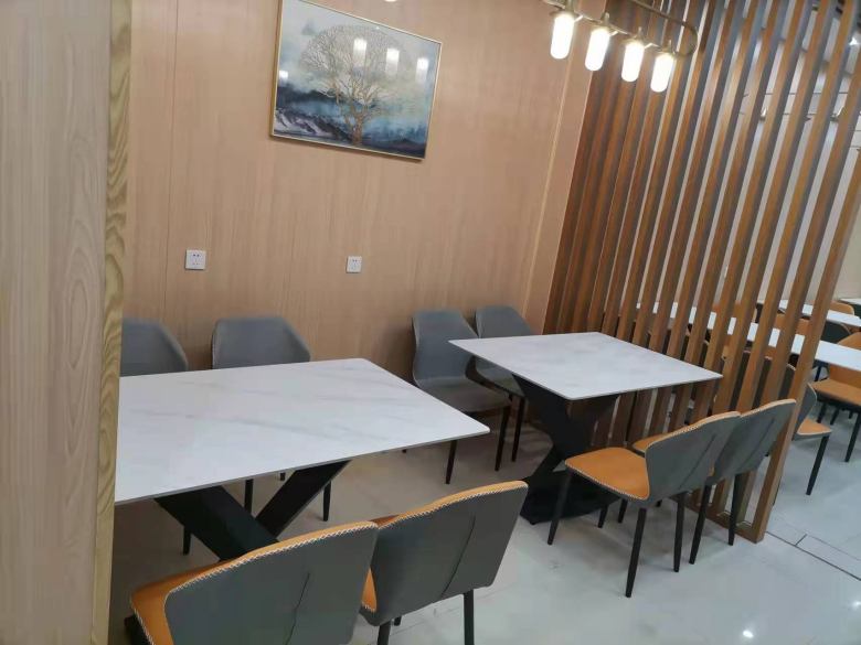 20221112/636f61ee9f6f8.jpg 工人擺放巖板餐桌.jpg