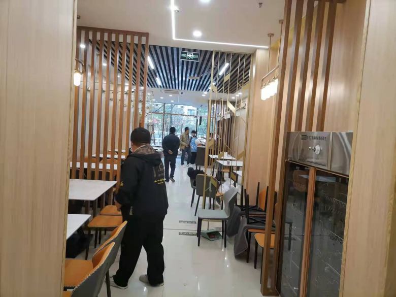 20221112/636f61fecb248.jpg 客戶和博菲克業(yè)務(wù)經(jīng)理驗收餐桌椅.jpg