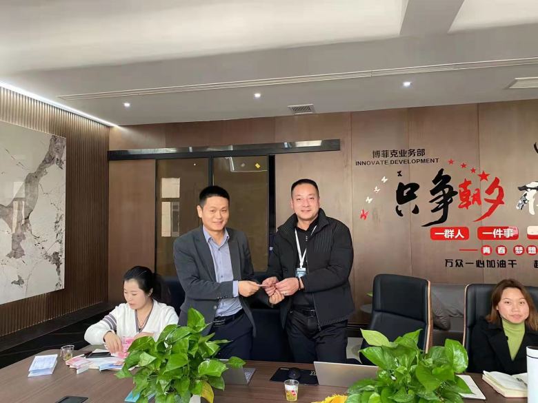 20230103/63b3a736e4e35.jpg 為獲獎(jiǎng)業(yè)務(wù)經(jīng)理頒發(fā)獎(jiǎng)金.jpg