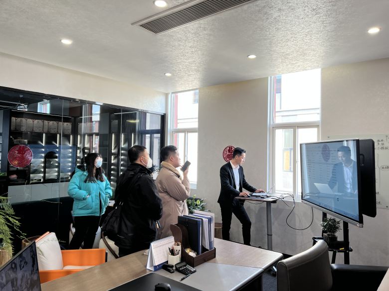 20230212/63e878ab68407.jpg 業(yè)務經(jīng)理為客戶介紹海友酒店家具方案.jpg