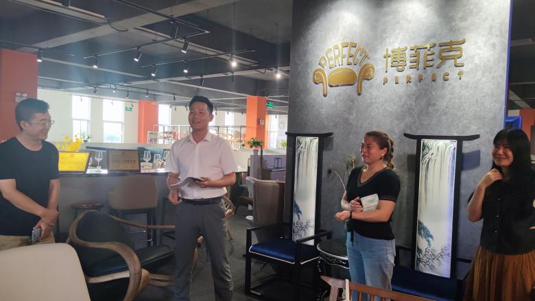 20230804/64cc9c22dc8cf.jpg 盧曲波經(jīng)理講解餐桌椅基礎(chǔ)知識.jpg